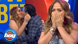 Le roba un beso a Andrea Legarreta en pleno show y ella no sabe cómo reaccionar  Hoy [upl. by Keviv396]