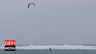 À Pointe d’Esny un kitsurfer brave le cyclone Batsirai [upl. by Airom815]