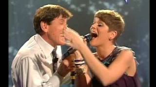 Gianni Morandi amp Alessandra Amoroso duettano Estranei A Partire Da Ieri  GRAZIE A TUTTI 29112009 [upl. by Townshend818]