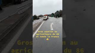 Agriculteurs à Poitiers 🇨🇵🧑‍🌾 devant Quick france agriculteur [upl. by Adey380]