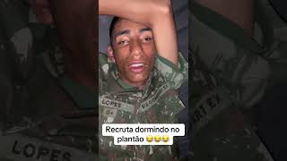 RECRUTA DORMINDO NO PLANTÃO DO EXÉRCITO BRASILEIRO shorts recruta exercito Military [upl. by Oinotna673]