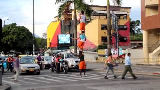 Malabaristas en un semaforo de Villavicencio [upl. by Mikahs]