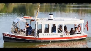 Den Lille Færgen ”Frederiksborg” på Slotssøen Frederiksborg Slot Hillerød  Danmark [upl. by Gaskill]