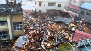 New footage of Tōhoku tsunami 日本の津波新しい映像 [upl. by Euqinahs]