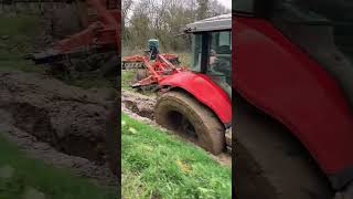 AGRICULTRICE  UN TRACTEUR MASSEY FERGUSON COINCE DANS UNE TRANCHEE agricultrice masseyferguson [upl. by Aiekram853]