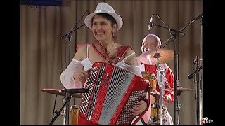 Des Portugaises à Sablé par Angélique et ses musicos [upl. by Cynthy862]