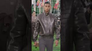 Défilé LOUIS VUITTON Homme PrintempsÉté 2025  Paris Fashion Week [upl. by Keifer]