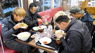 岡山）夜勤明けガテン系職人トラックドライバー達が早朝ステーキamp特盛炒飯でキメる２４時間営業の男飯食堂丨Japanese Street Food [upl. by Natfa501]