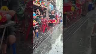 🥊 Sukhumvit w Tajlandii Uliczna Bitwa Songkran na Całego 💦 [upl. by Hitchcock569]