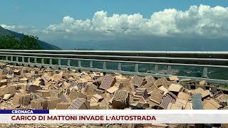 VIABILITÀ CARICO DI MATTONI INVADE L’AUTOSTRADA [upl. by Shae395]