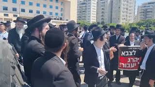 Haredi Anti Draft law Clash with Israeli Police at IDF Recruitment Office  חרדים מפגינים על גיוס [upl. by Fabio658]