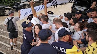 Vota e Diasporës Përplas Protestuesit me Policinë Momenti kur polici ushtron [upl. by Airtemed]