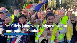 Des Gilets Jaunes se rejoignent sur un rondpoint à Bandol [upl. by Mutat]