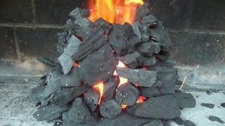 Como encender el carbón con piñas  Truco casero  Parrilla  Barbacoa [upl. by Horvitz138]