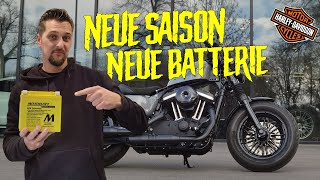 Harley Davidson Sportster  Batterie Ein  Ausbau  Step by Step neue Motobatt [upl. by Imoin581]