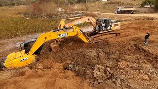 Escavadeira JCB atolada no banhado JCB excavator stranded in swamp [upl. by Eillo107]