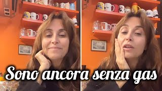 Benedetta Parodi sono ancora senza gas mi sto arrangiando in cucina e fa un gelo in casa [upl. by Abbotsun]