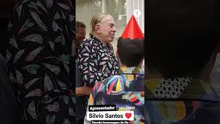 Silvio Santos faz rara aparição para fãs na porta de casa e sopra velinhas de 93 anos [upl. by Enomad]