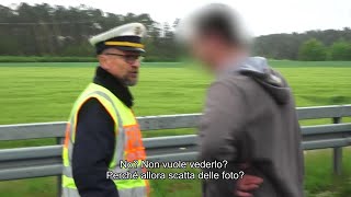 Scattano foto dellincidente e il poliziotto li multa quotCè un morto guardalo se hai coraggioquot [upl. by Murielle]