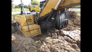 Pelle excavatrice Caterpillar CAT 320D enlisée et sortie par pelle CAT 330F [upl. by Avehs4]