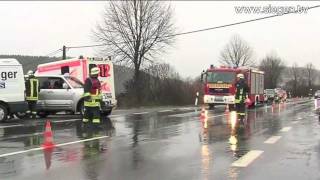 Burbach Drei Verletzte bei Unfall in Holzhausen [upl. by Ardnosal890]