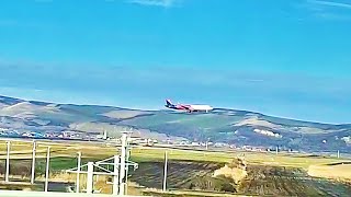 Imagini spectaculoase Avion in zbor la joasa inaltime langa autostrada [upl. by Jessey182]