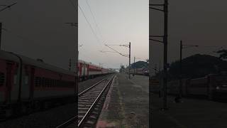 HowrahSMVT Duronto express xing with PuriSambalpur Intercity Express at Retang Stationviralvideo [upl. by Ennelram]