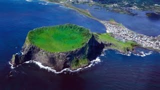 Le cône volcanique Seongsan Ilchulbong sur lîle de Jeju Corée du Sud [upl. by Riccardo]