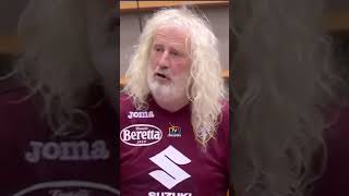 Il deputato irlandese Mick Wallace dopo essersi presentato con la maglietta del Torino saluta così [upl. by Aryam]