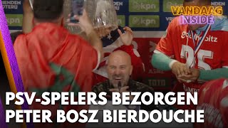 Héérlijke beelden PSVspelers bezorgen Bosz bierdouche op persconferentie  VANDAAG INSIDE [upl. by Dori77]