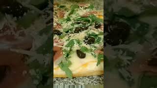 Pizza de Rúcula Jamón serrano y Olivas negras [upl. by Blackmore]