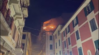 Incendio al tetto di un palazzo di Via Martiri della Liberazione a Chiavari [upl. by Genovera]