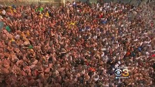 Thousands Take Part In Annual Tomatina Festival In Bunol Spain [upl. by Daahsar]