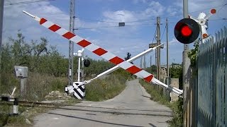 Spoorwegovergang Bari I  Railroad crossing  Passaggio a livello [upl. by Maier]