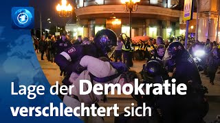 BertelsmannStudie Demokratie weltweit zunehmend unter Druck [upl. by Rehposirhc]