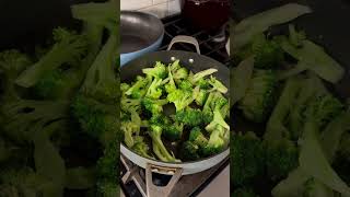 Best way to cook broccoli 🥦 easyrecipe broccoli broccolistirfry asianfood chinesefood [upl. by Lachman]