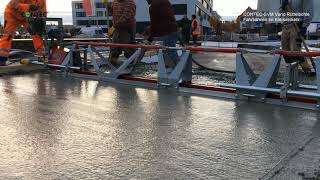 CONTEC SVM Rüttelbohle für Betonage der Betonfahrbahn im Kreisverkehr [upl. by Gunzburg]