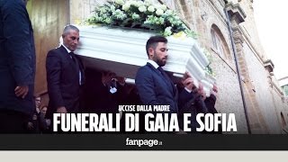 Rabbia ai funerali delle bimbe uccise dalla mamma quotGaia e Maria Sofia vi chiediamo scusaquot [upl. by Gwennie]