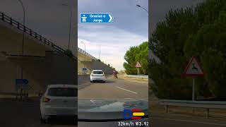 Se come al ciclista por salir desde el interior  Dashcams España [upl. by Humfrey]