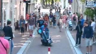 Man op scootmobiel racet door Amsterdam [upl. by Bork]