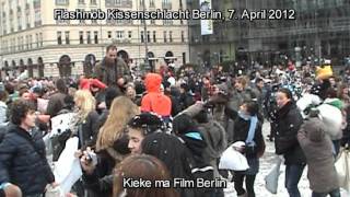 Flashmob Kissenschlacht  Berlin 7 April 2012 Pariser Platz am Brandenburger Tor [upl. by Uhp]