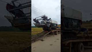 MESIN PADI TURUN DARI MOBIL PENGANGKUT unload the combine harvester from the transporter car shorts [upl. by Hanonew]