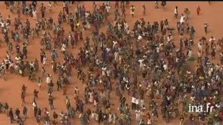 Burkina Faso Bobo Dioulasso  enfants dans une cour décole [upl. by Nylireg]