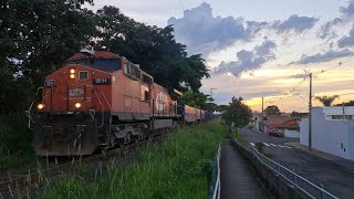 Dash9 liderando trem de lastro com vagões reformados [upl. by Grevera]