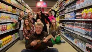 Kruipend door de supermarkt  Rene Karst officiële videoclip [upl. by Aitetel]