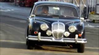 1965 Daimler V8 250 Saloon  fahrend und Motorlauf [upl. by Agueda181]