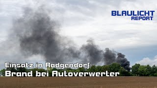 Auto in Vollbrand  Feuerwehreinsatz bei Autoverwertung [upl. by Eillit]