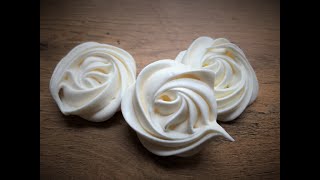 Meringues en forme de roses  POCHAGE [upl. by Nye843]