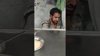 100 saal purani kheer ki dukan Brandreth Road pr Lahorion ke lye khaas paish kash food cooking [upl. by Ailemaj]