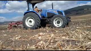 barbecho con arado internationalNewHollandAG newhollandindia NewHollandNA [upl. by Malvin]